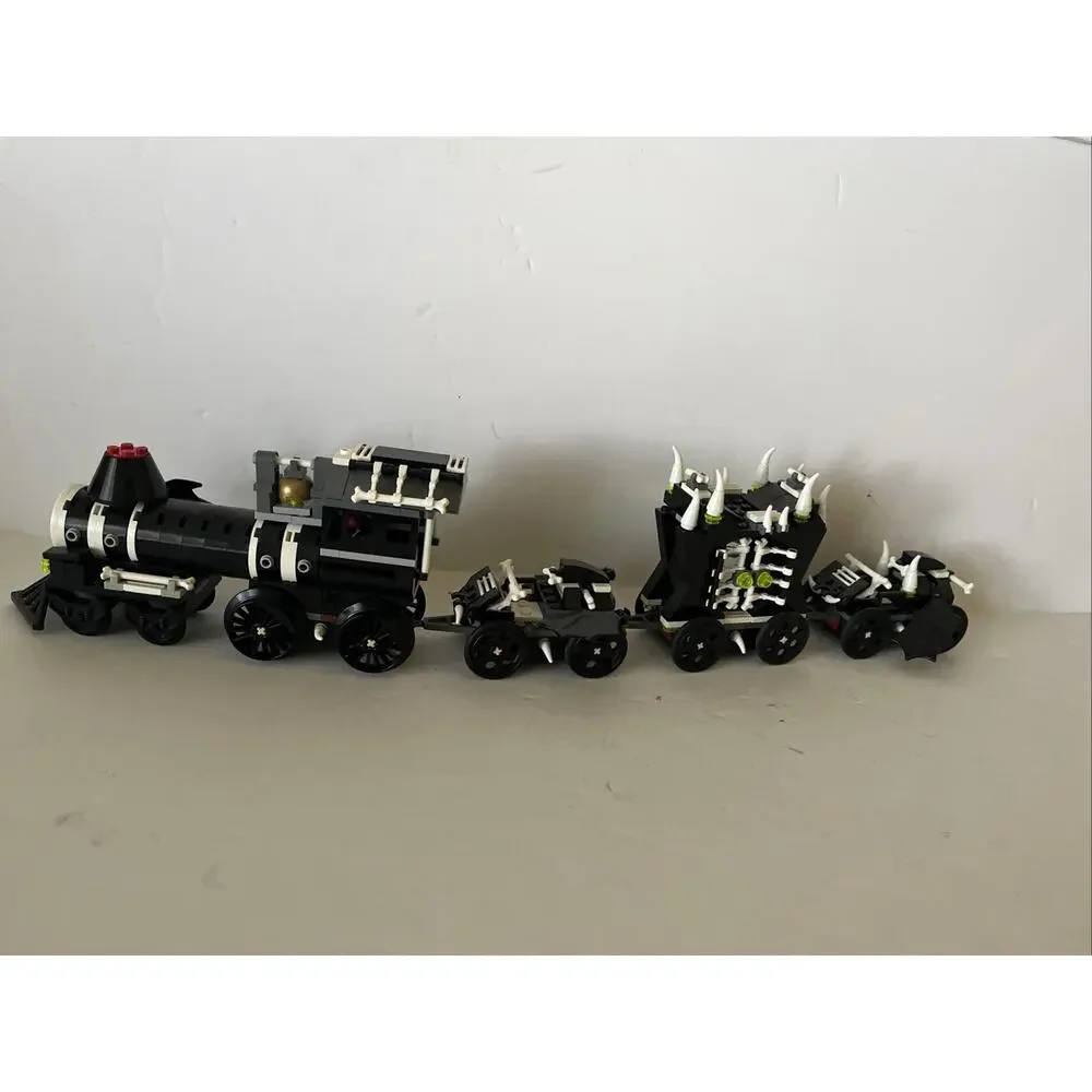 LEGO MONSTER FIGHTERS 9467 GHOST Train. 2 Mini Figs.